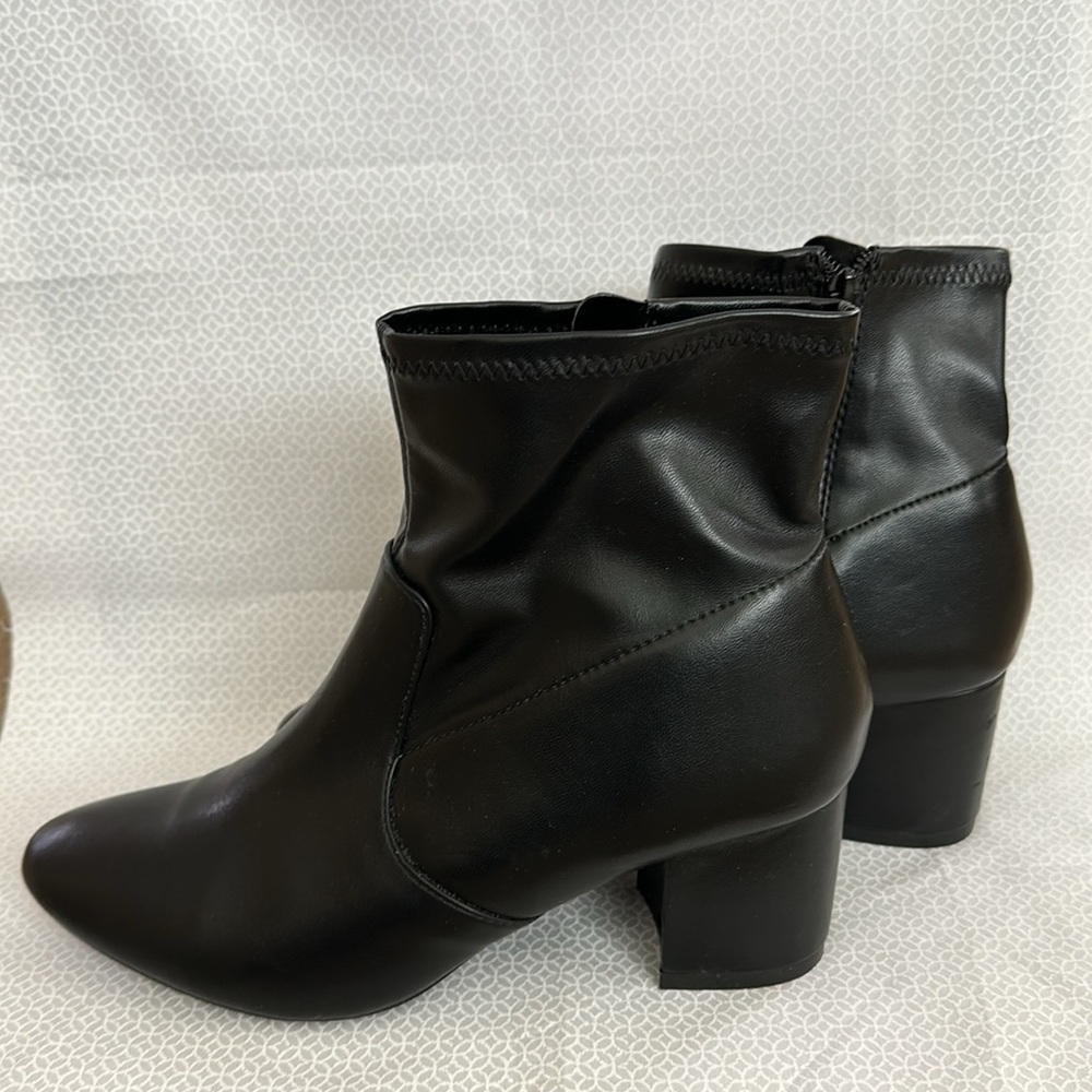Sleek Black Ankle Boots with Chunky Heel - Picture 6 of 7